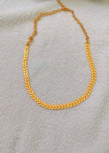 Elegant Gold Leaf Pattern Necklace
