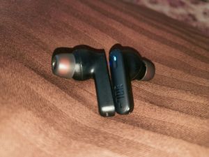 JBL Cool Earbuds.... In Good Condition And Like New... Only 5 Months Old ..