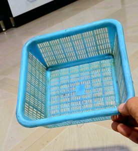 3 Mplastic dish drainer.