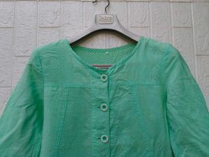 New with tag Chic Green Button-Up Casual Top