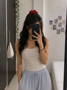 A set of 4 hair accessories