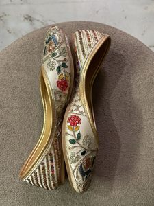 Embroidered Jutti Flats