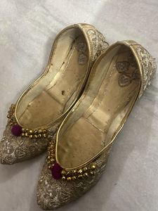 ghungroo Gold Ethnic Juttis