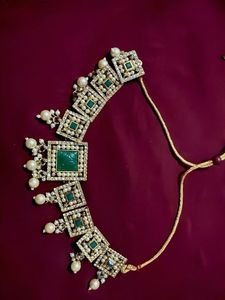 Exquisite Emerald & Pearl Necklace Set