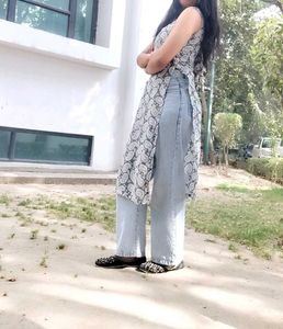sleeveless straight kurti