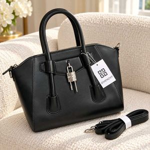 GIVENCHY**MODEL✅ANTIGONA LOCK LEADER BAG*