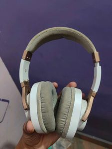 2 pcs Motorola White Over-Ear Headphones