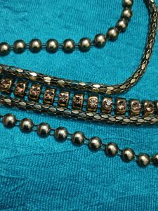 Exquisite Gold Brooch with Dangling Chains