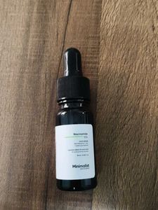 The minimalist Niacinamide 10% Serum