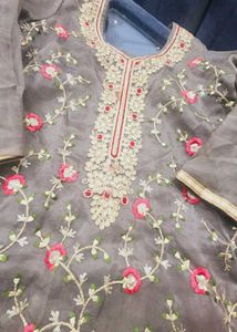 Elegant Pakistani Salwar Kameez