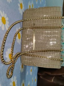 Chic Beige Croc-Embossed Chain Bag