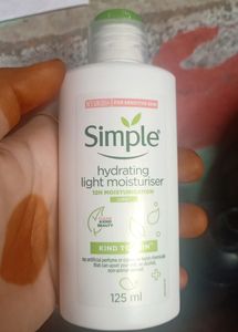SIMPLE HYDRATING LIGHT MOISTURIZER
