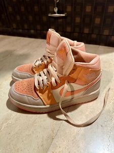 Jordan 1 Mid ‘Apricot’ (W) – Size EU 40 / UK 6