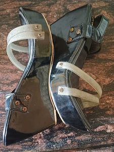 Stylish Black &amp; Silver Sandals heels 👠