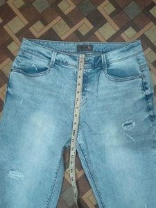 ⚡ ⚡ Flash Sale ⚡ ⚡ B: Distressed Jeans