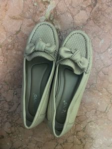 Stylish Beige Loafers with Bow Detail
