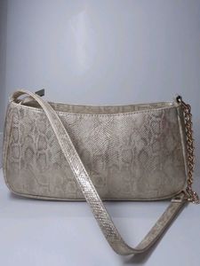 Elegant Gold Shoulder Bag with Leopard Emblem