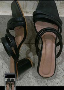 Chic Black Strappy Flat Sandals