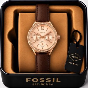 Fossil Elegant Chronograph-Style Leather Watch