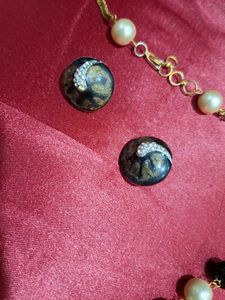 Elegant Black and Pearl Necklace