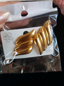 Elegant Gold-Tone Leaf Design Earrings