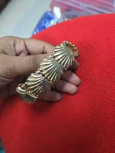Gold Tone Seashell Bracelet