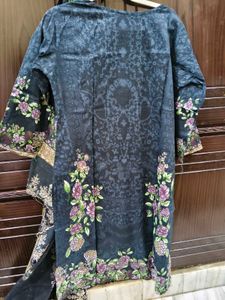 Elegant Black Kurta with Floral Embroidery