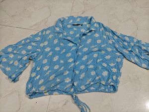 Westside Cute Blue Daisy Print Button-Up Top