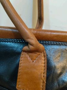 Chic Black &amp; Tan Leather Hobo Bag✨