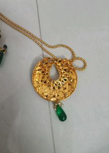 Stunning Emerald &amp; Pearl Necklace Set