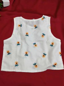 Chic White Sleeveless Top with Floral Embroidery