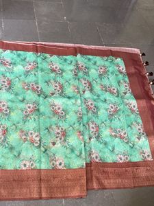 Beautiful Floral Print Saree without blouse