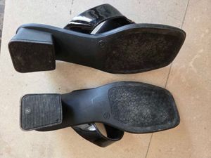 Stylish Black Flip Flops with Buckle Detail