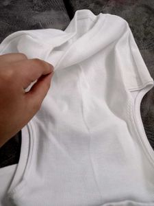 Sleeveless White Collared Top 🆕