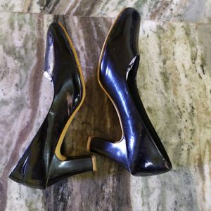 Formal Heels 👠😍... Wore twice... Selling it beca