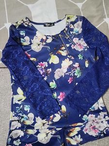 Elegant Floral Print Top with Lace Sleeves
