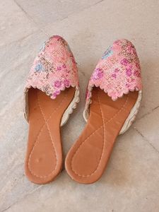 Traditional Rajasthani Mojdi