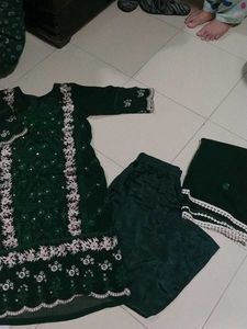 Elegant Green Dupatta with White Lace