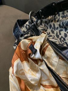 GUESSStylish Leopard Print Shoulder Bag
