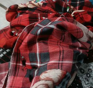 used Torn bed sheet 3 se 4 jagah  fata hua hai