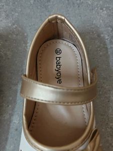 Baby Girls White &amp; Gold Bow Shoes