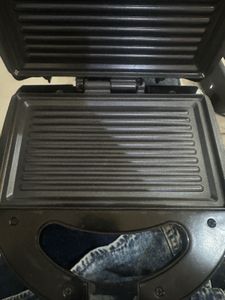 Peigon Model 4 Sanwich Maker Body Damage Working
