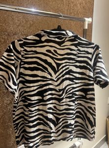 M size Zebra Print Button-Up Top