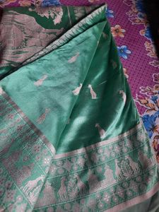 Elegant Green Silk Saree with Intricate Weaving