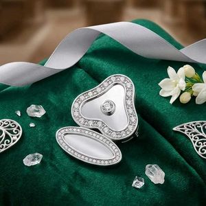 Elegant brooch with Crystals