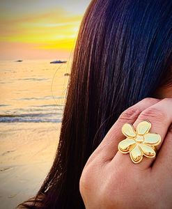 Daisy Flower Ring - Gold Tone
