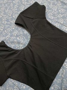 Black Solid Stretchable Blouse / Crop Top