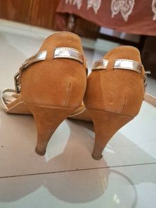 Footin Tan &amp; Gold Heels - Size 5