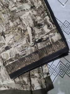 Elegant Abstract Print Saree