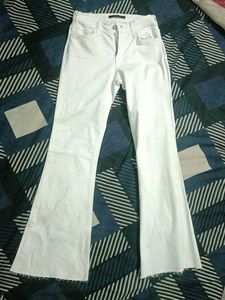 white flared jeans 26